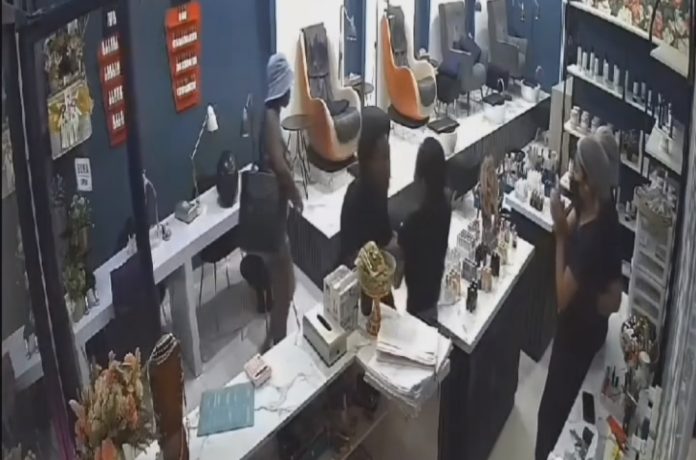 Keributan di Ombre Nail Salon, Bali, yang melibatkan dua warga negara asing. (Foto: Instagram @terangmedia/THE EDITOR)