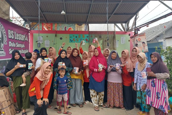 Pengurus dan nasabah Bank Sampah Lestari 4 Desa Rawapanjang, Kecamatan Bojong Gede, Kabupaten Bogor. (Foto: Khopipah Indah Lestari/THE EDITOR)