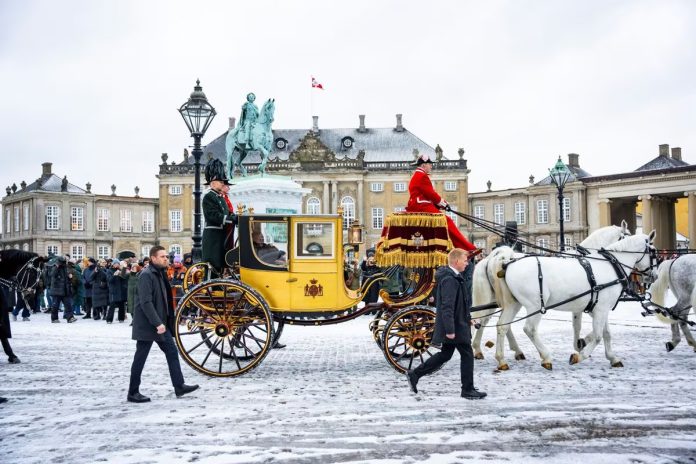 Rombongan kereta kuda Ratu Denmark Margrethe II melintas di Kopenhagen, Kamis (4/1). (Foto: Ritzau Scanpix/Emil Nicolai Helms/Reuters)