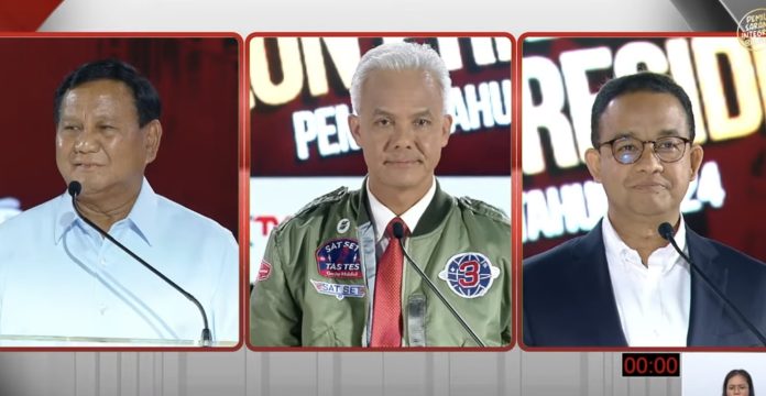 (dari kiri ke kanan) Prabowo Subianto selaku capres nomor urut dua, Ganjar Pranowo selaku capres nomor urut tiga, dan Anies Baswedan selalu capres nomor urut satu dalam Debat Ketiga Calon Presiden Pemilu Tahun 2024. (Foto: YouTube KPU RI/THE EDITOR)
