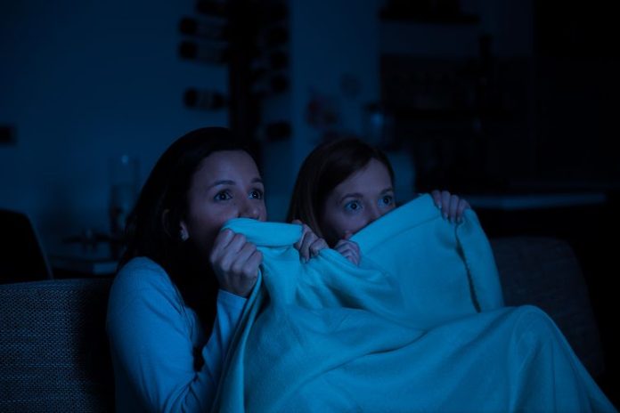 Ilustrasi menonton film horor. (Foto: Getty Images/THE EDITOR)