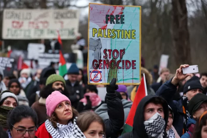 Demonstran menggelar protes yang mendukung Palestina di dekat Mahkamah Internasional. (Foto: Thilo Schmuelgen/Reuters)