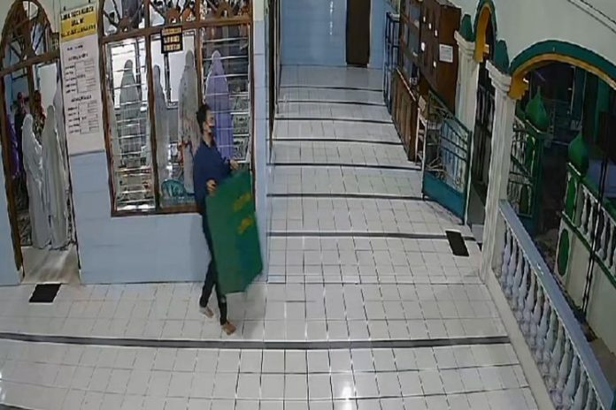 Seorang pria melakukan percobaan pencurian di Masjid Al Mujahidin di Kabupaten Banyumas, Jawa Tengah. (Foto: Tangkapan layar dari video rekaman CCTV Masjid Al Mujahidin/THE EDITOR)