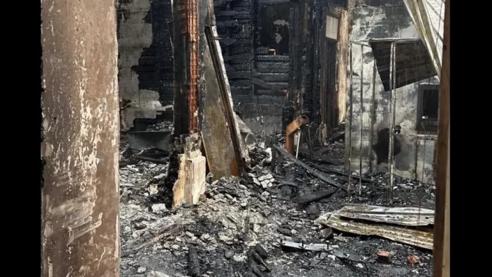 Salah satu sisi Galeri Seni Nasional Abkhazia yang dilalap api. (Foto: BBC/THE EDITOR)