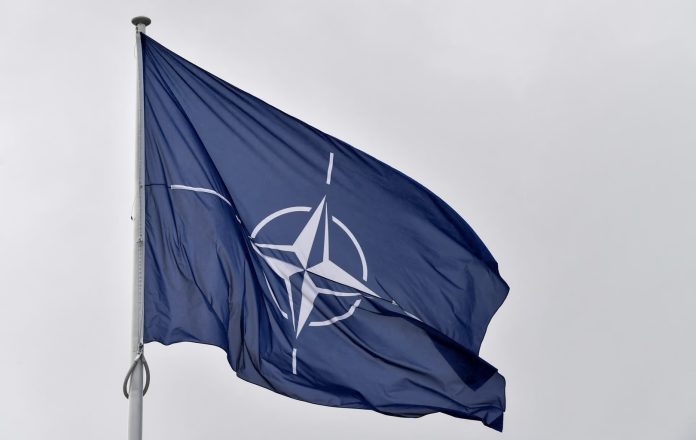 Bendera NATO. (Foto: John Tys/AFP via Getty Images)