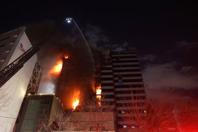 Pemadam kebakaran berupaya memadamkan api yang melahap gedung Rumah Sakit Ghandi di Teheran, Iran. (Foto: West Asia News Agency/Reuters)