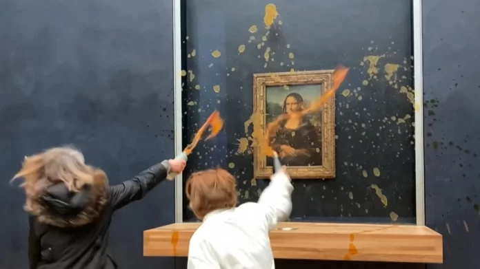 Dua pengunjung Museum Louvre di Paris, Prancis, melemparkan sup ke arah lukisan “Mona Lisa” sebagai bentuk protes. (Foto: David Cantiniaux/AFP)