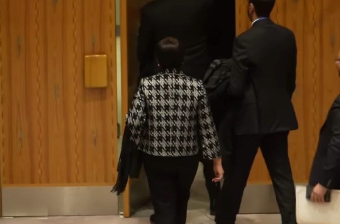 Menlu Retno Marsudi bersama beberapa delegasi negara lain walk out saat Duta Besar Israel Gilad Erdan mulai berbicara dalam Debat Terbuka DK PBB di New York, Amerika Serikat, Selasa (23/1). (Foto: Instagram @voaindonesia/THE EDITOR)