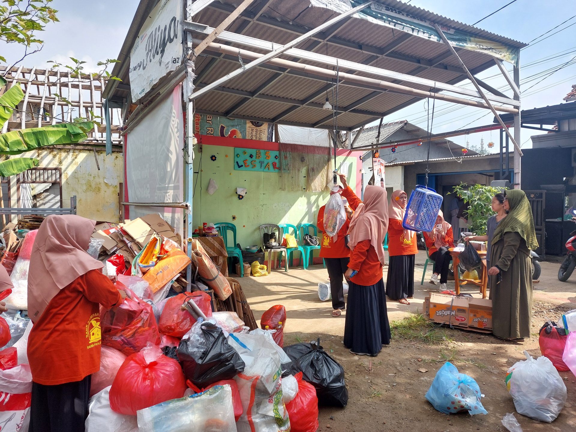 Proses penimbangan sampah nasabah di Bank Sampah Lestari 4 Desa Rawapanjang, Kecamatan Bojong Gede, Kabupaten Bogor. (Foto: Khopipah Indah Lestari/THE EDITOR)
