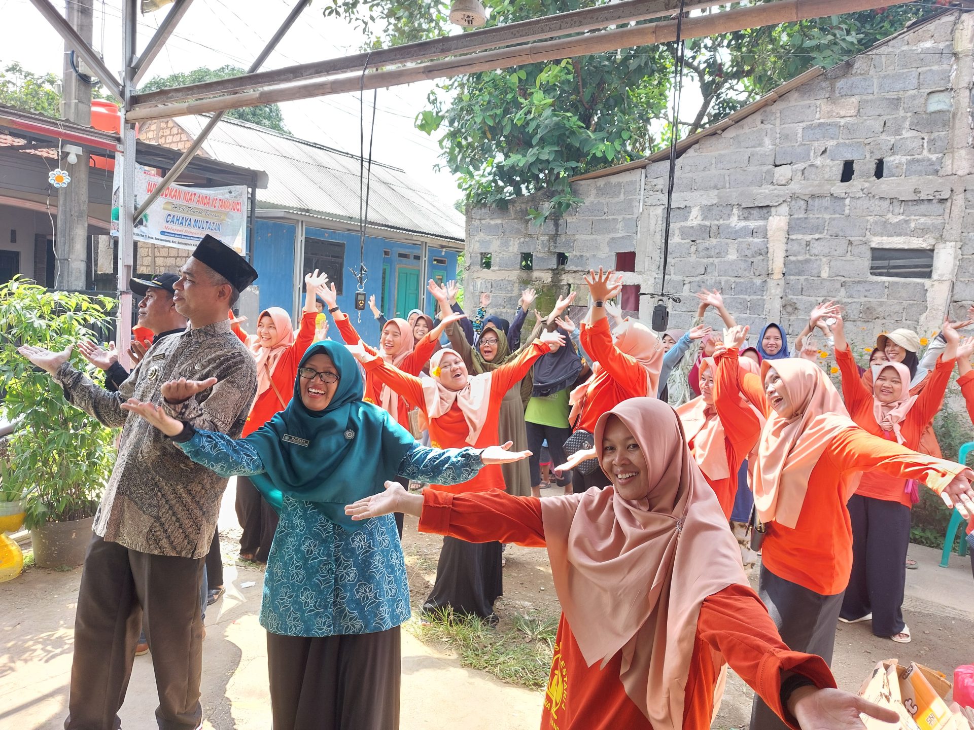Senam Bank Sampah di Bank Sampah Lestari 4 Desa Rawapanjang, Kecamatan Bojong Gede, Kabupaten Bogor. (Foto: Khopipah Indah Lestari/THE EDITOR)