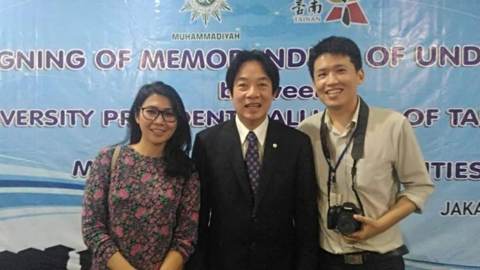 (tengah) Presiden Terpilih Taiwan Lai Ching-te bersama (kiri) Pemimpin Redaksi The Editor Elitha Evinora br Tarigan dan (kanan) Redaktur Senior Channel NewsAsia Jay Chou (Foto: Istimewa/ THE EDITOR)
