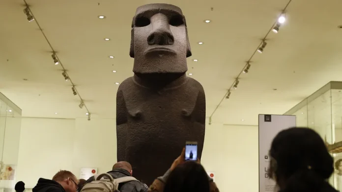 Patung moai Hoa Hakananai'a yang diambil dari Chili pada tahun 1868 kini berada di Museum British di Inggris. (Foto: Getty Images/THE EDITOR)