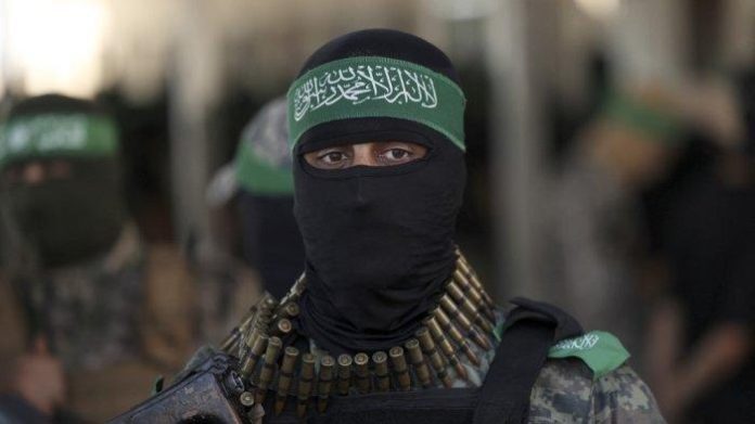 Seorang anggota Brigade Al-Qassam, sayap militer Hamas, dalam unjuk rasa di Gaza pada 20 Juli 2022. (Foto: Mahmud HAMS/AFP)
