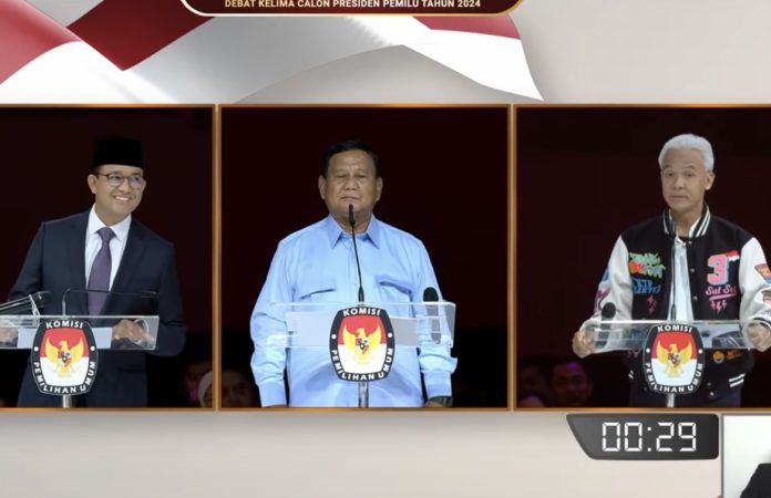 (dari kiri ke kanan) Anies Baswedan selaku capres nomor urut satu, Prabowo Subianto selaku capres nomor urut dua, dan Ganjar Pranowo selalu capres nomor urut tiga dalam Debat Kelima Calon Presiden Pemilu Tahun 2024. (Foto: YouTube KPU RI/THE EDITOR)