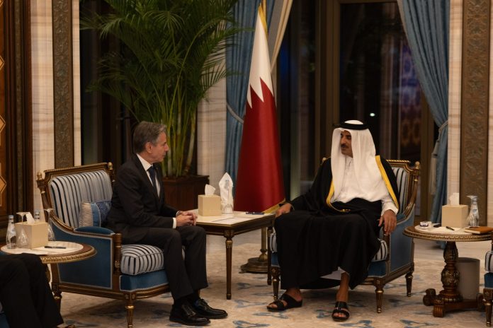 Menteri Luar Negeri Amerika Serikat Antony Blinken dalam pertemuan dengan Emir Qatar Sheikh Tamim bin Hamad Al Thani di Doha, Qatar. (Foto: X @SecBlinken/THE EDITOR)