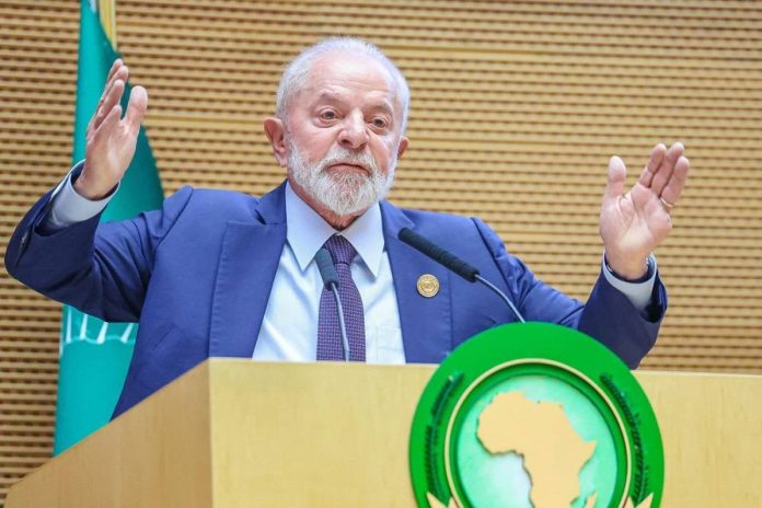 Presiden Brasil Luiz Inacio Lula da Silva berbicara pada upacara pembukaan Sidang Biasa ke-37 Majelis Uni Afrika (AU) di markas besar AU di Addis Ababa, Sabtu (17/2). (Foto: Kepresidenan Brasil/AFP)