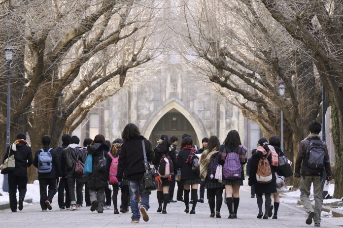 Murid-murid sekolah melakukan tur kampus di Universitas Tokyo, Jepang. (Foto: Kyodo/Japan Times)