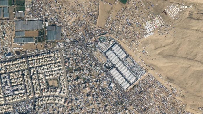 Citra satelit menunjukkan salah satu titik di wilayah Rafah di Jalur Gaza, Palestina, yang penuh sesak dengan pengungsi. (Foto: Planet Labs PBC/Reuters)