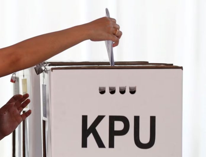 Seseorang memasukkan surat suara ke dalam kotak suara pada Pemilu 2019. (Foto: Edgar Su/Reuters)