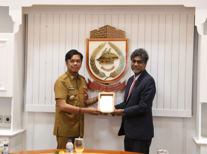 PJ Sekda Kota Makassar, Firman Hamid menerima kunjungan dari Kedutaan Besar Afrika Selatan di Balai Kota, Selasa (27/2). (Foto: Pemerintah Kota Makassar/THE EDITOR)