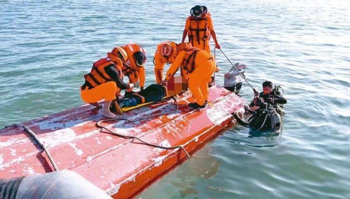 Taiwanese patrol officers are conducting rescue efforts on Chinese fishermen who illegally fish in Taiwanese waters. (Photo: TETO/THE EDITOR)