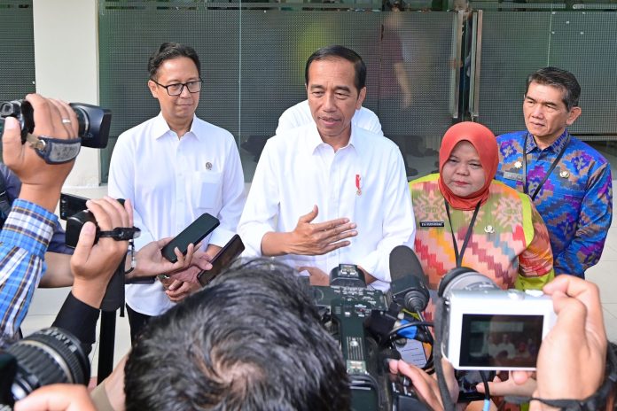 Presiden Jokowi usai meninjau RSUD Sultan Syarif Mohamad Alkadrie di Kota Pontianak, Kalimantan Barat, Kamis (21/3). (Foto: Sekretariat Presiden/THE EDITOR)