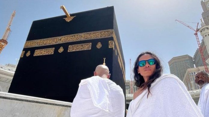 Abdul Rahman Siswanto berfoto di depan Ka’bah setelah melalui perjalanan selama tujuh bulan. (Foto: Dokumentasi pribadi Abdul Rahman Siswanto/THE EDITOR)
