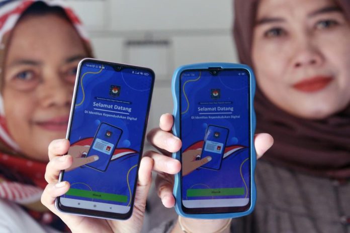 Warga menunjukkan KTP Digital miliknya. (Foto: Muhammad Iqbal/Antara Foto)