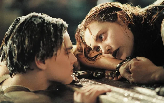 Adegan dalam film “Titanic” yang menampilkan Jack dan Rose mengambang di laut setelah kapal pesiar raksasa Titanic mengalami kecelakaan. (Foto: Alamy/THE EDITOR)