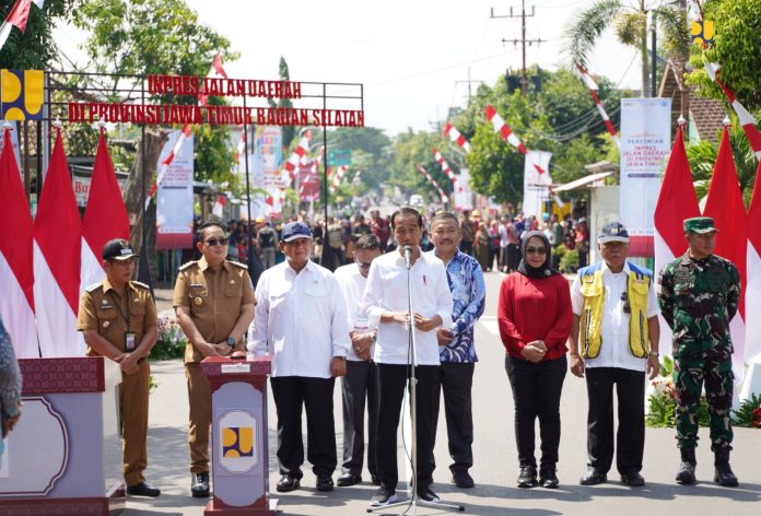 The inauguration of the repair of 33 roads in East Java that were implemented through the Presidential Instruction for Regional Roads (IJD). (Photo: Ministry of Public Works and Housing/THE EDITOR)
