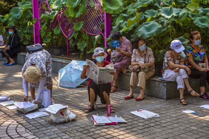 Beberapa orang tua 'menawarkan' anak dan/atau cucu mereka yang belum menikah di Pasar Pernikahan atau Pasar Jodoh di Shanghai, China. Dokumentasi 9 Agustus 2020. (Foto: EPA-EFE/THE EDITOR)