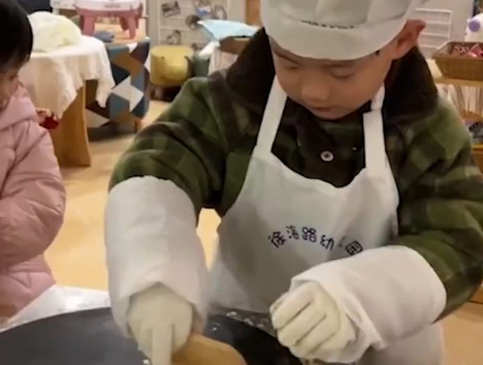 Seorang murid TK Xuhailu membuat sesuatu di kelas memasak. (Foto: Instagram @sixthtone/THE EDITOR)