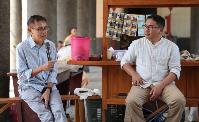 (Kiri) Dosen Magister Perdamaian dan Resolusi Konflik UGM Dr. Riza Noer Arfani, dan (Kanan) Dosen Departemen Politik dan Pemerintahan Universitas Gadjah Mada (UGM) Abdul Gaffar Karim dalam acara Pojok Bulaksumur yang berlangsung Jumat, 27 Oktober 2023 (Foto: UGM.ac.id/ THE EDITOR)