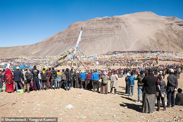 Para peziarah yang lebih dikenal dengan nama Kora berada di situs suci Gunung Kailash dan hendak mempersiapkan diri untuk lakukan tiga hari perjalanan (Foto: Daily Mail/ THE EDITOR)