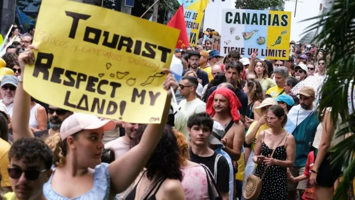 Aksi unjuk rasa menolak pariwisata massal di Santa Cruz de Tenerife di Spanyol. (Foto: EPA/BBC)