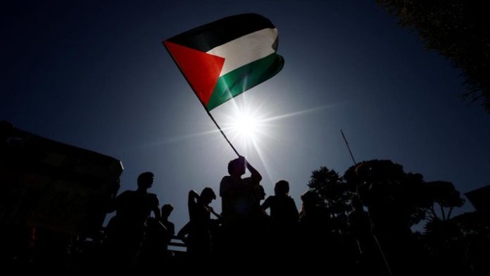 Bendera Palestina dikibarkan dalam demonstrasi mahasiswa yang menyatakan dukungan kepada rakyat Palestina di Universitas La Sapienza di Roma, Italia. (Foto: Yara Nardi/Reuters) 
