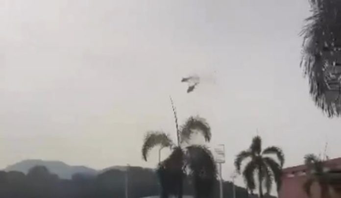 Dua helikopter Angkatan Laut Malaysia (TLDM) terekam bertabrakan saat menjalani latihan parade, Selasa (23/4). (Foto: The Star/THE EDITOR)