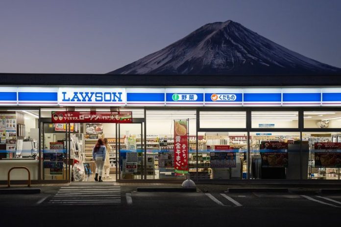 Minimarket Lawson berlatar Gunung Fuji di Kota Fujikawaguchi, Prefektur Yamanashi, Jepang, yang kerap dijadikan titik berfoto. (Foto: iStock/THE EDITOR)