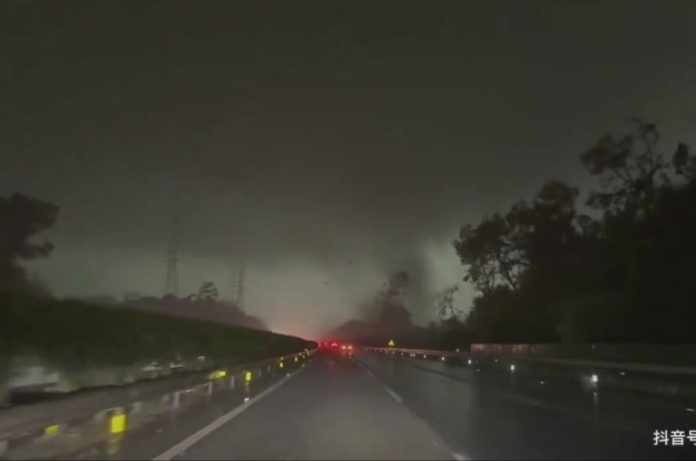 Suasana menjadi gelap saat tornado terjadi di Kota Guangzhou, Provinsi Guangdong, China, Sabtu (27/4). (Foto: X @thinking_panda/THE EDITOR)