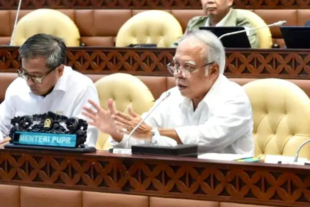 Menteri Pekerjaan Umum dan Perumahan Rakyat (PUPR) Basuki Hadimuljono (kanan) saat memberikan penjelasan kepada Komisi V DPR RI tentang program kerja di Tahun Anggaran 2024 (Foto: Humas Kementerian PUPR/ THE EDITOR)