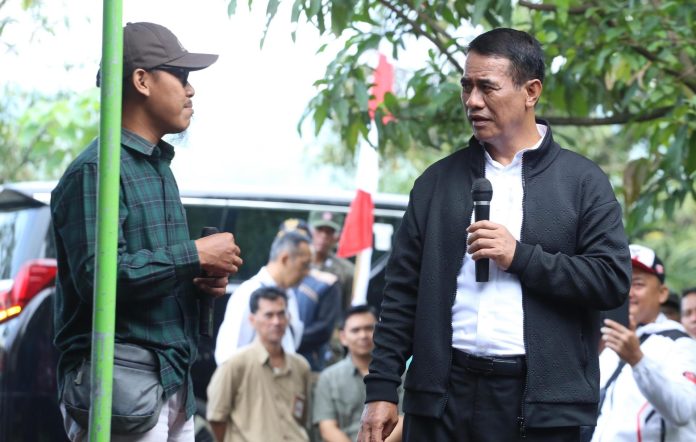 Menteri Pertanian Andi Amran Sulaiman saat bertemu dengan petani di Kabupaten Sumedang pada 5 April 2024 (Foto: Humas Ditjen PSP/ THE EDITOR)