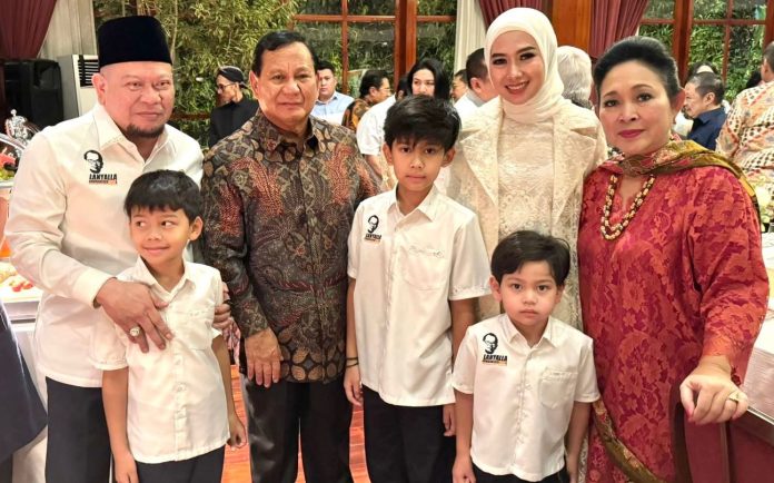 Ketua DPD RI La Nyalla (kiri) saat berkunjung ke rumah Prabowo Subianto (tengah) (Foto: Humas DPD RI/ THE EDITOR)