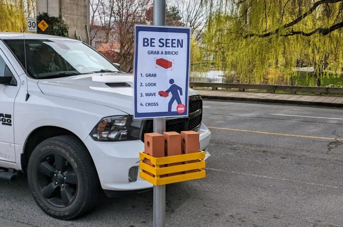 Anda akan temukan batu bata seperti di atas saat hendak menyeberang di zebra cross di Pulau Granville, Vancouver, Kanada (Foto: CBC/ THE EDITOR)