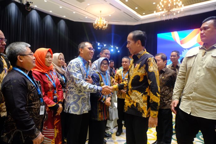 Makassar Mayor Danny Pomanto (left) shakes hands with President Jokowi at the 2024 World Water Forum held in Bali. (Photo: Makassar City Government/THE EDITOR)