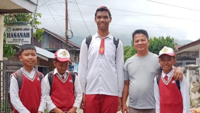 Sagil Muhammad Rizky, anak laki-laki berusia 12 tahun dari Jambi yang memiliki tinggi badan mencapai dua meter. (Foto: detik/THE EDITOR)