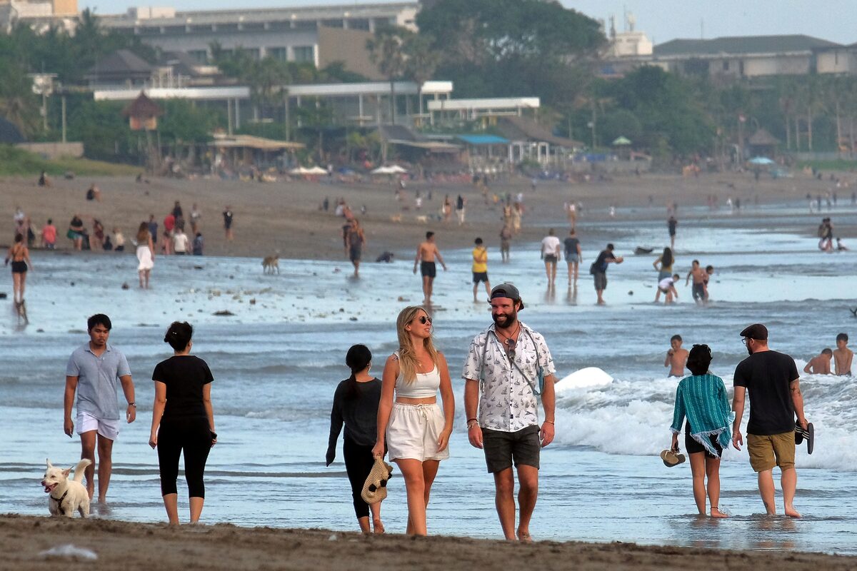 Wisatawan asing berjalan-jalan di pantai di Badung, Bali. (Foto: Nyoman Hendra Wibowo/Antara Foto)