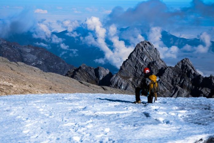 Lapisan es di Puncak Jaya, Papua. (Foto: Shutterstock/THE EDITOR)