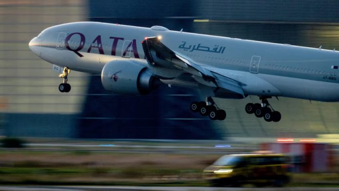 Pesawat dari maskapai Qatar Airways. (Foto: Michael Probst/AP Photo)