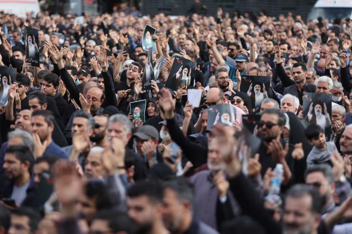 Ribuan orang berkumpul di Teheran, Iran, untuk berkabung atas wafatnya Presiden Ebrahim Raisi, Senin (20/5). (Foto: Majid Asgaripour/WANA)