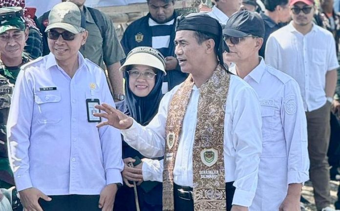 Menteri Pertanian Andi Amran Sulaiman dalam kunjungan kerja di Desa Solokan Jeruk, Kabupaten Bandung, Selasa (7/5). (Foto: Kementerian Pertanian/THE EDITOR)